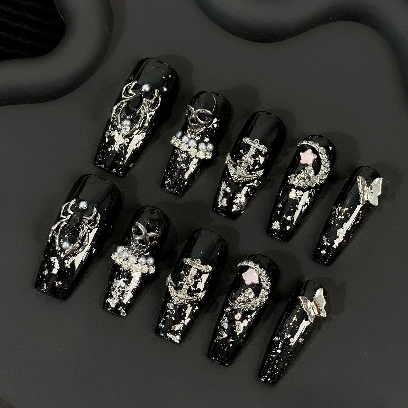 Obsidian Relic – Gothic Black 3D Press-On Nails