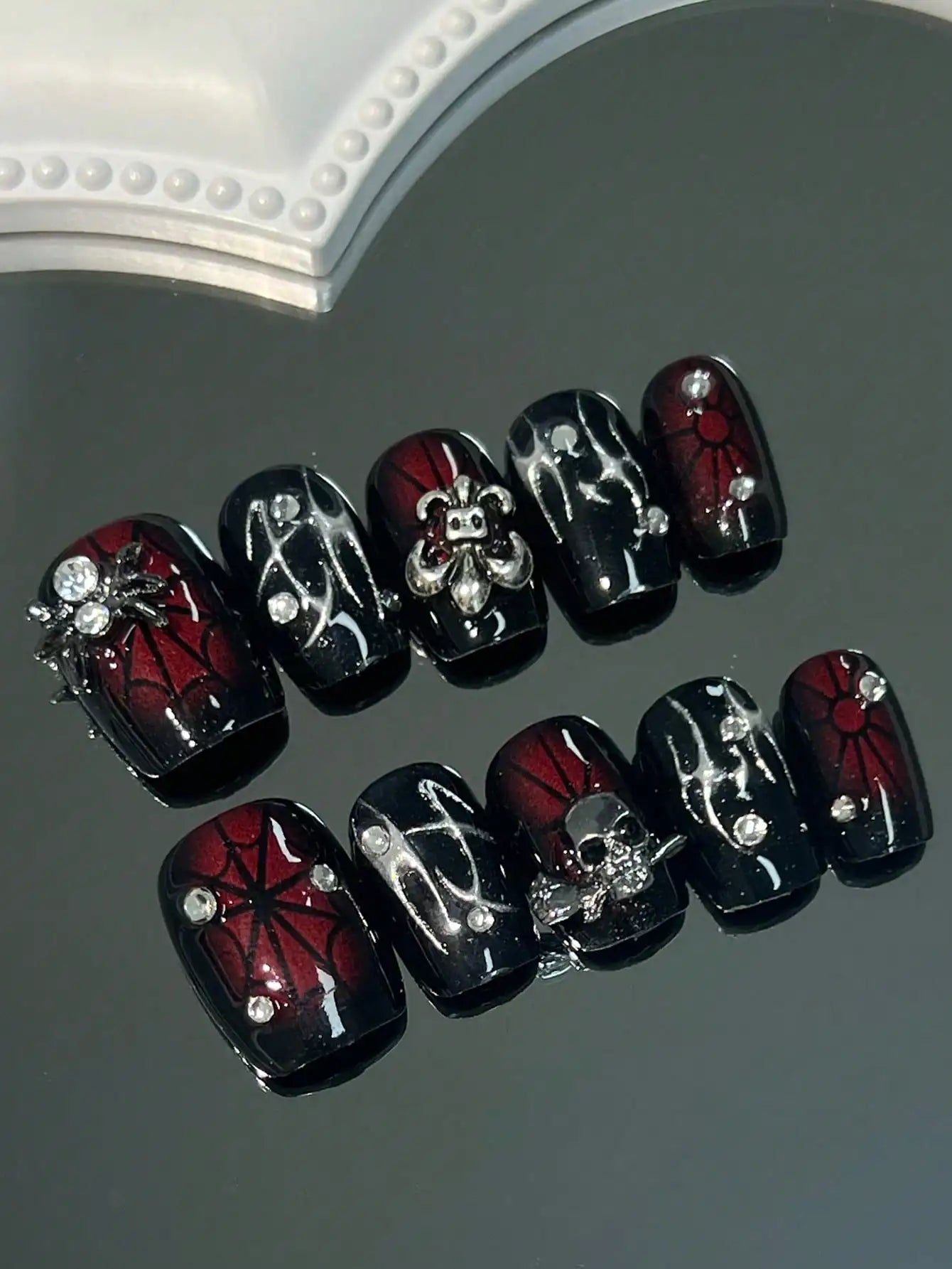 Web of Chic – 3D Spider Short Press-On Nails